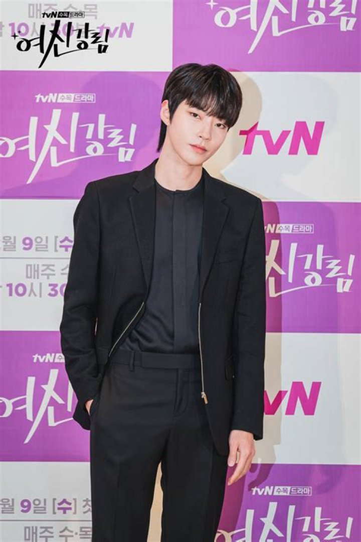 Hwang In Yeop: Rising Star in South Korean Entertainment