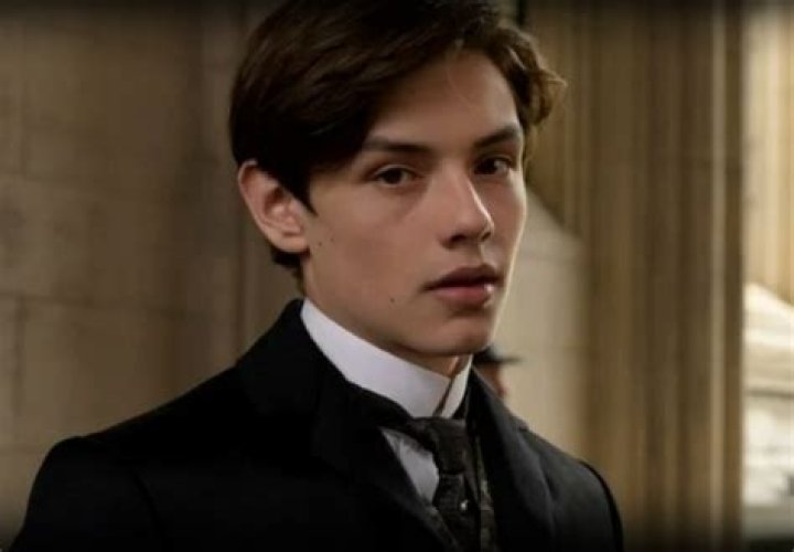 Louis Partridge Height: Everything You Need to Know
